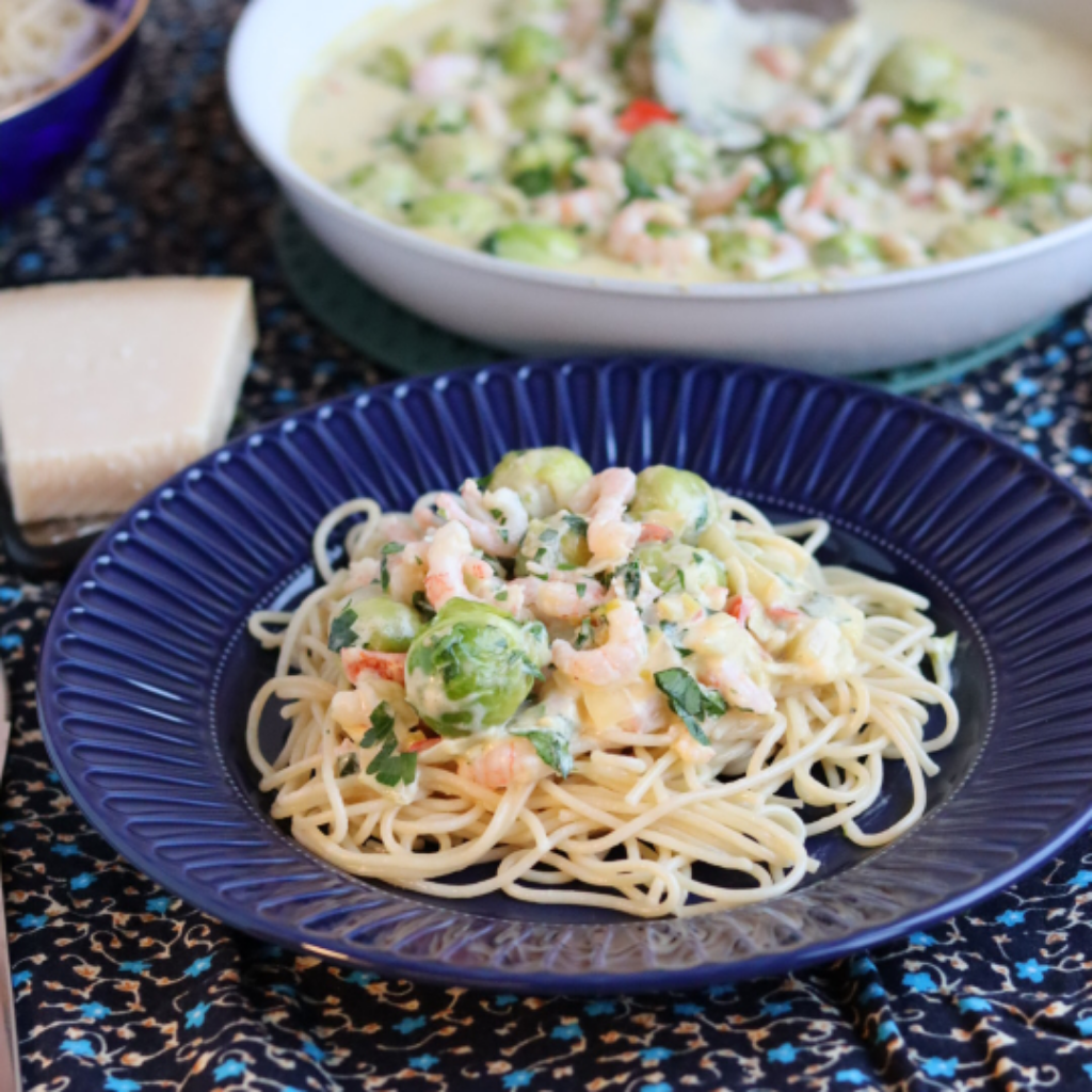 Krämig pastasås med brysselkål och räkor. – Khadijas Kitchen